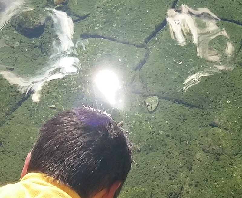 Apparition d'une ondine dans une fontaine sacrée.